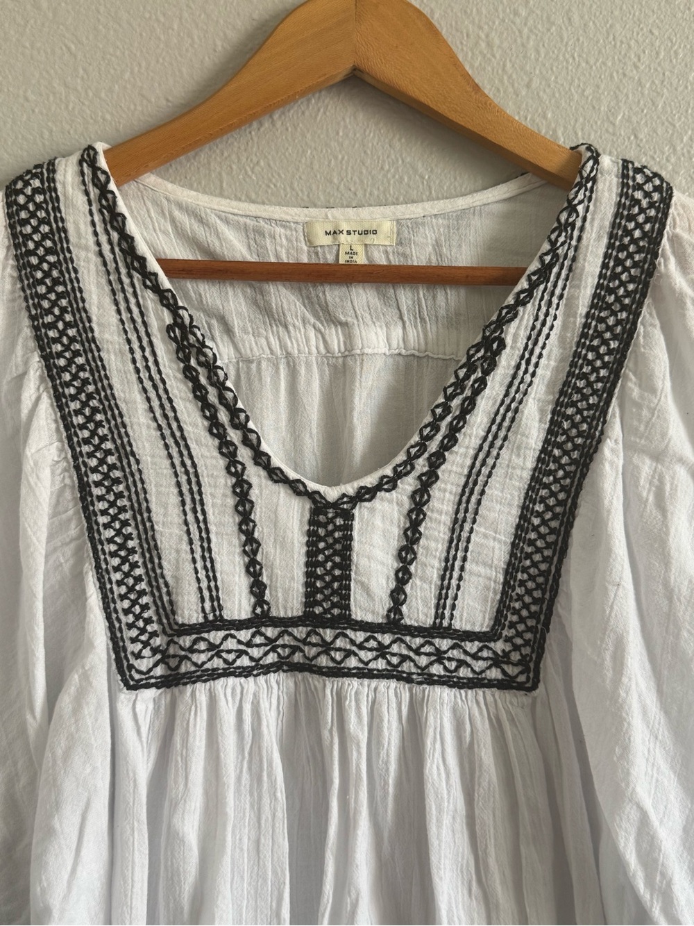 Large Max Studio boho top, flowy, Embroidered peasant top - Picture 5 of 6